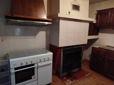 Moradia Geminada V2 com Garagem e logradouro em Sabugal