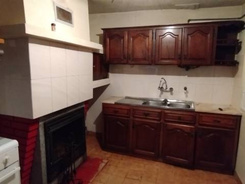 Moradia Geminada V2 com Garagem e logradouro em Sabugal