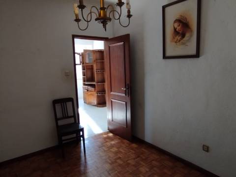 Moradia Geminada V2 com Garagem e logradouro em Sabugal