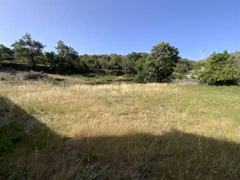 Vende-se Moradia Isolada T3 para restaurar na Freguesia de Penalobo