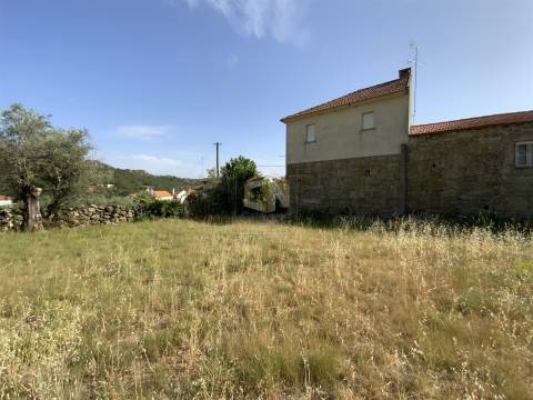 Vende-se Moradia Isolada T3 para restaurar na Freguesia de Penalobo