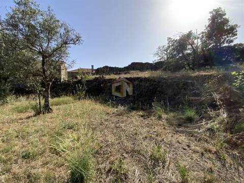 Vende-se Moradia Isolada T3 para restaurar na Freguesia de Penalobo