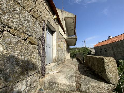 Vende-se Moradia Isolada T3 para restaurar na Freguesia de Penalobo