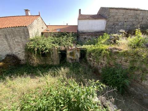 Vende-se Moradia Isolada T3 para restaurar na Freguesia de Penalobo
