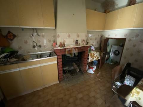 Vende-se Moradia Isolada T3 para restaurar na Freguesia de Penalobo