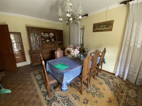 Vende-se Moradia Isolada T3 para restaurar na Freguesia de Penalobo