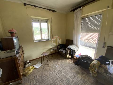 Vende-se Moradia Isolada T3 para restaurar na Freguesia de Penalobo