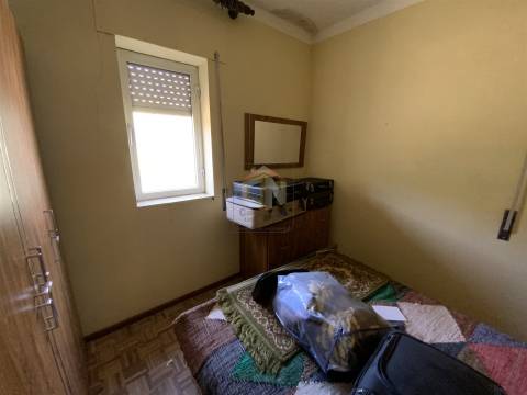 Vende-se Moradia Isolada T3 para restaurar na Freguesia de Penalobo