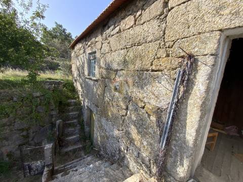 Vende-se Moradia Isolada T3 para restaurar na Freguesia de Penalobo