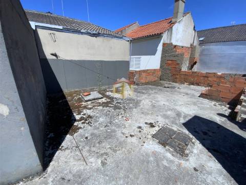 Moradia T3 + Anexo no Souto - Sabugal - Para restaurar