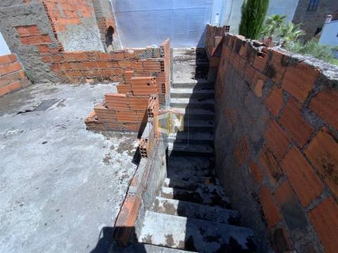 Moradia T3 + Anexo no Souto - Sabugal - Para restaurar