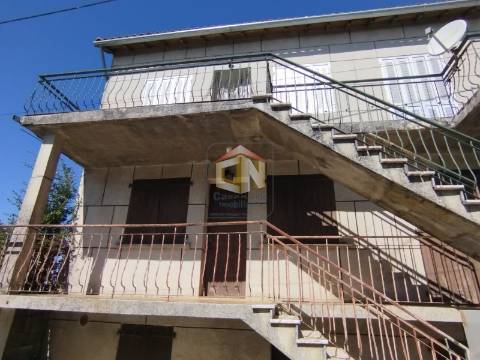 Prédio de 3 Andares com 2 Apartamentos T2 com Garagem individual