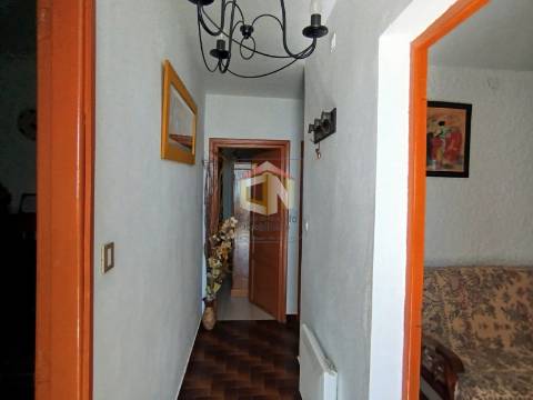 Prédio de 3 Andares com 2 Apartamentos T2 com Garagem individual