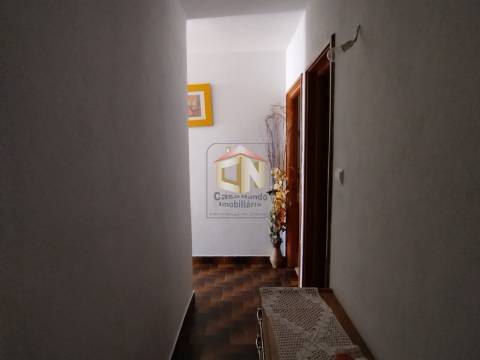 Prédio de 3 Andares com 2 Apartamentos T2 com Garagem individual