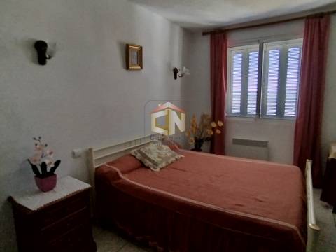 Prédio de 3 Andares com 2 Apartamentos T2 com Garagem individual