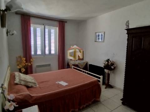 Prédio de 3 Andares com 2 Apartamentos T2 com Garagem individual