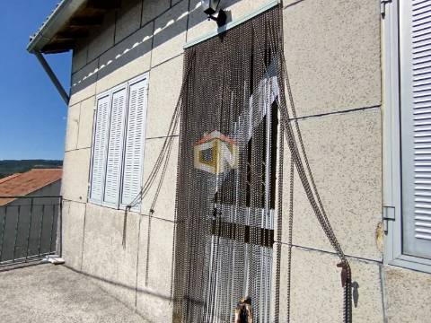 Prédio de 3 Andares com 2 Apartamentos T2 com Garagem individual