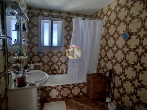 Prédio de 3 Andares com 2 Apartamentos T2 com Garagem individual