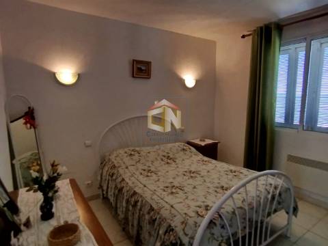 Prédio de 3 Andares com 2 Apartamentos T2 com Garagem individual