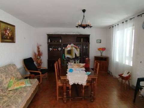 Prédio de 3 Andares com 2 Apartamentos T2 com Garagem individual