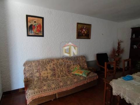 Prédio de 3 Andares com 2 Apartamentos T2 com Garagem individual