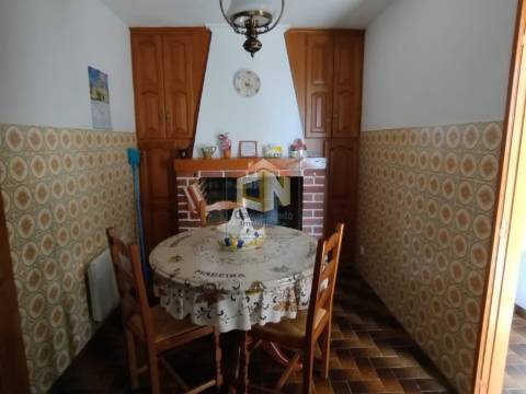 Prédio de 3 Andares com 2 Apartamentos T2 com Garagem individual