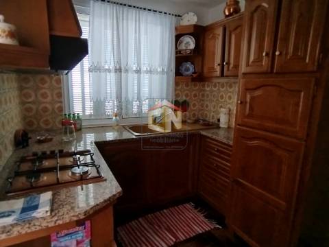 Prédio de 3 Andares com 2 Apartamentos T2 com Garagem individual