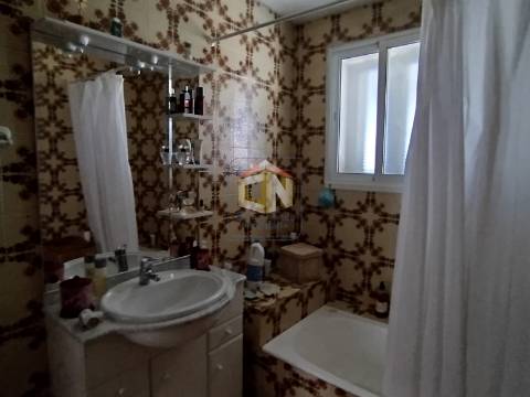 Prédio de 3 Andares com 2 Apartamentos T2 com Garagem individual