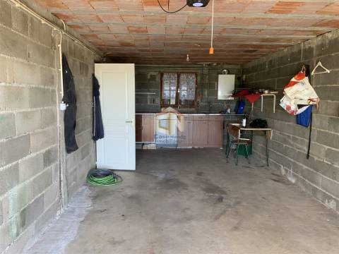 Prédio de 3 Andares com 2 Apartamentos T2 com Garagem individual