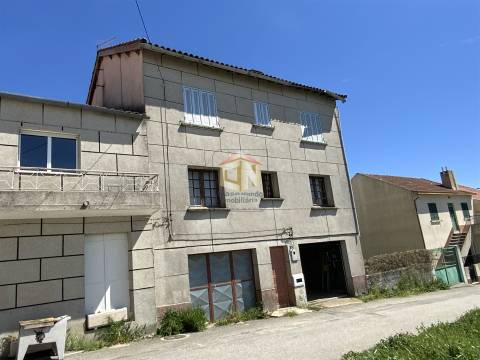 Prédio de 3 Andares com 2 Apartamentos T2 com Garagem individual