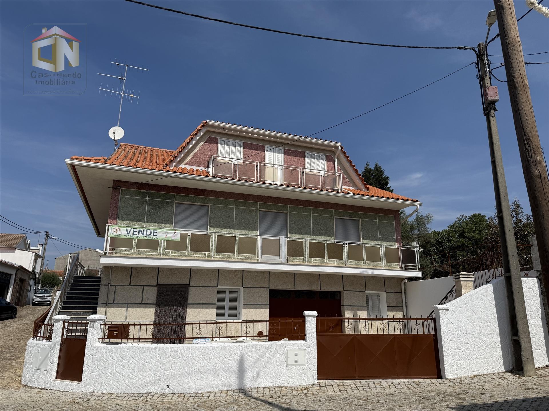 Moradia isolada T3+2 Duplex em Quadrazais - Sabugal