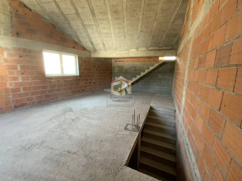 Moradia V2 em fase final de Construção