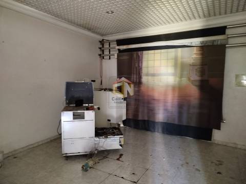 Prédio de 3 Pisos com comércio no Rés do Chão + 2 T1 - Centro de Sabugal