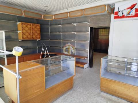 Prédio de 3 Pisos com comércio no Rés do Chão + 2 T1 - Centro de Sabugal