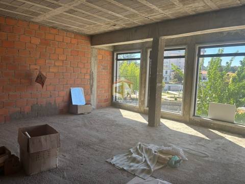 Prédio de 3 Pisos com comércio no Rés do Chão + 2 T1 - Centro de Sabugal