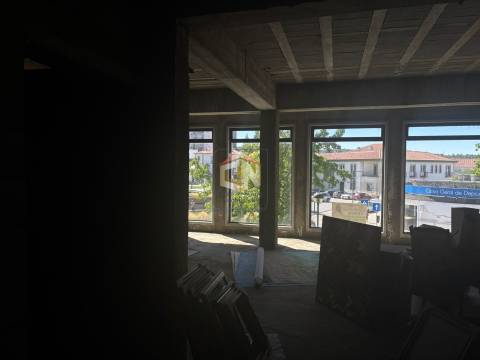Prédio de 3 Pisos com comércio no Rés do Chão + 2 T1 - Centro de Sabugal