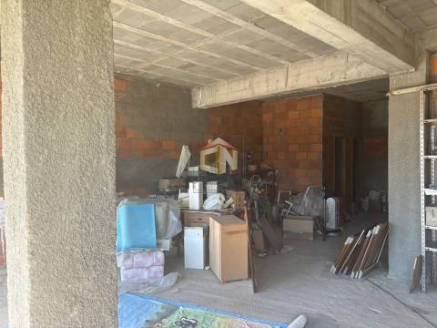 Prédio de 3 Pisos com comércio no Rés do Chão + 2 T1 - Centro de Sabugal