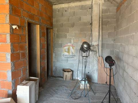 Prédio de 3 Pisos com comércio no Rés do Chão + 2 T1 - Centro de Sabugal