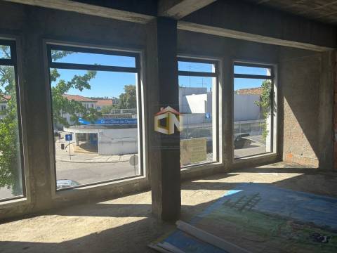Prédio de 3 Pisos com comércio no Rés do Chão + 2 T1 - Centro de Sabugal