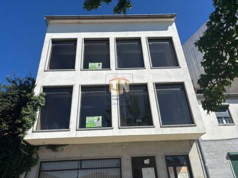 Prédio de 3 Pisos com comércio no Rés do Chão + 2 T1 - Centro de Sabugal