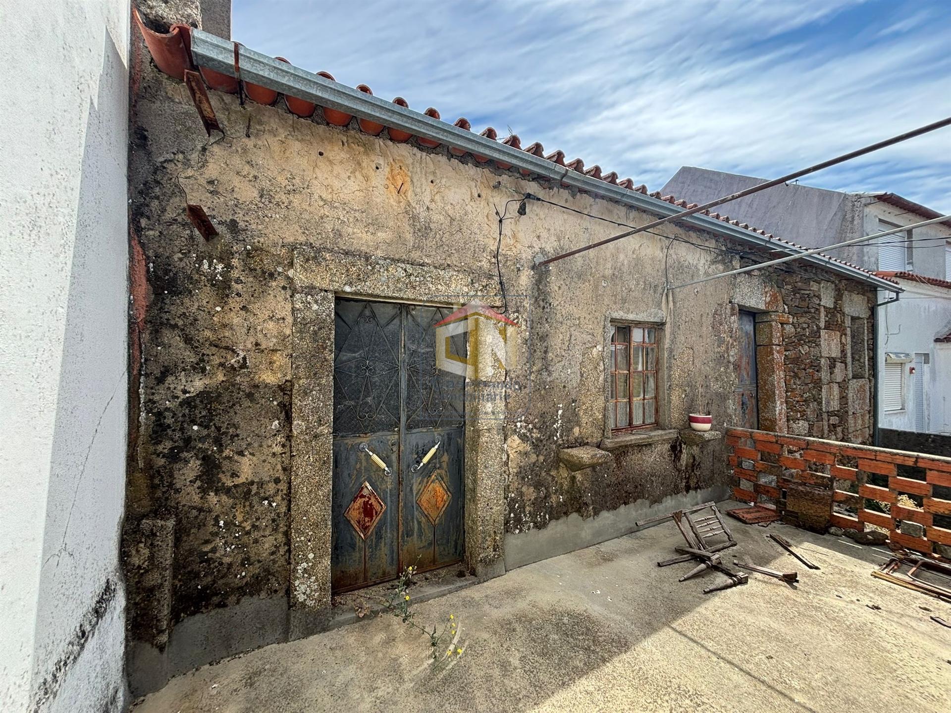 Moradia para remodelar em Santo Estevão - Sabugal