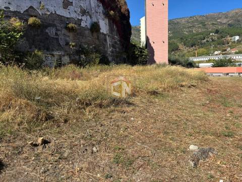 Lote de Terreno para construção com Projeto Aprovado  - 8 Frações