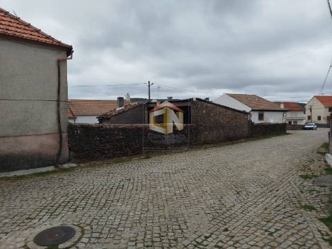 Moradia T4 com Anexo e Quintal em Foios