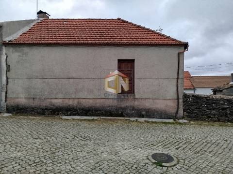 Moradia T4 com Anexo e Quintal em Foios