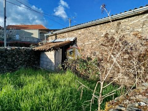 Moradia T4 com Anexo e Quintal em Foios