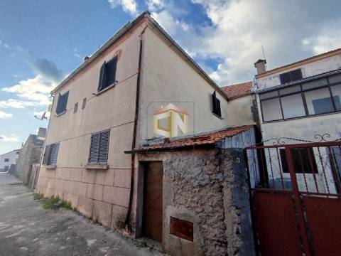 Moradia T4 com Anexo e Quintal em Foios