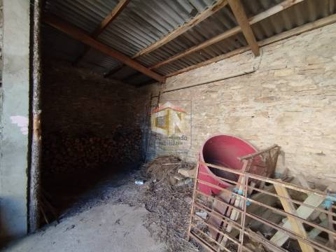 Moradia T4 com Anexo e Quintal em Foios