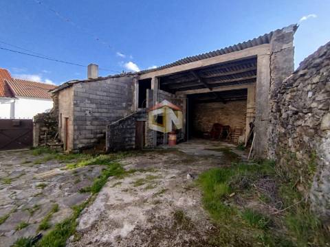 Moradia T4 com Anexo e Quintal em Foios