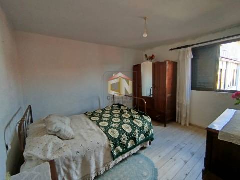 Moradia T4 com Anexo e Quintal em Foios