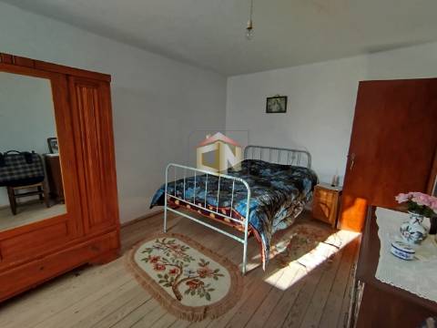 Moradia T4 com Anexo e Quintal em Foios